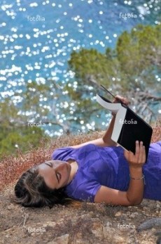 adolescente junto al mar leyendo