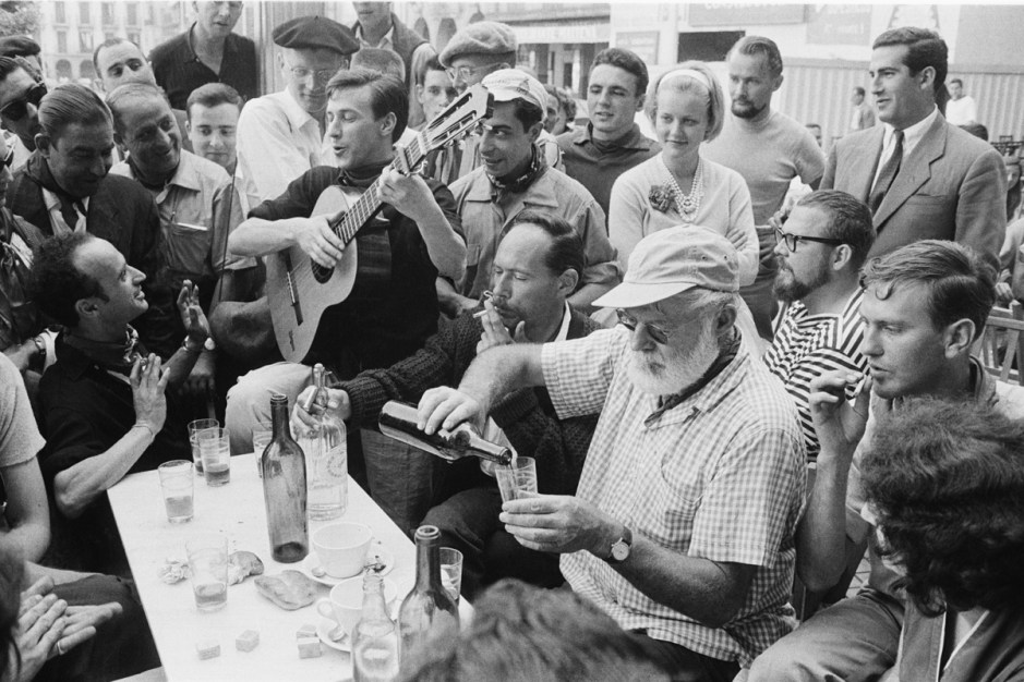 Ernest Hemingway en la Plaza del Castillo. Reportaje de Julio Ubiña para Paris Match 1959