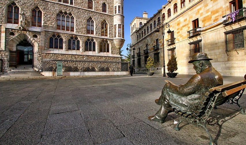 Antoni Gaudí justo enfrente de la Casa de Botines
